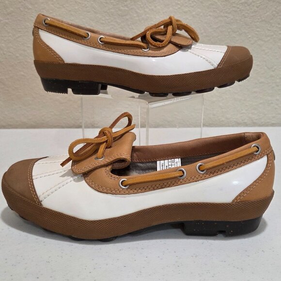 Ugg Duck Shoes Women's Size 6 Leather/Patent Leather Ashdale Tan Off White - Picture 2 of 12